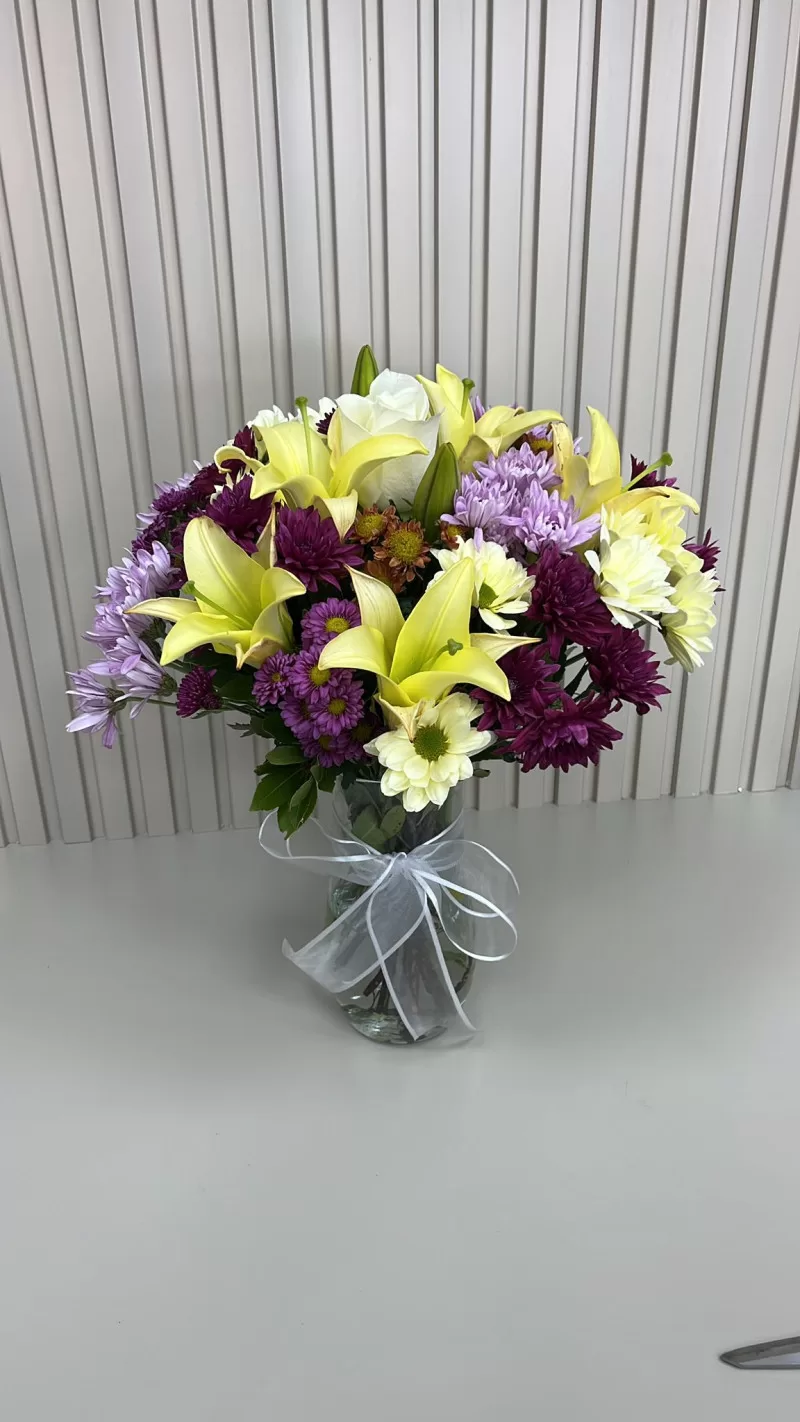 ŞEFFAF VAZODA KARIŞIK MEVSİM ÇİÇEKLERİ