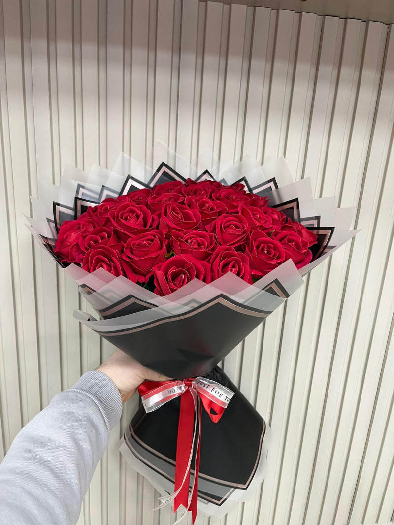 SOLMAYAN KIRMIZI GÜLLER