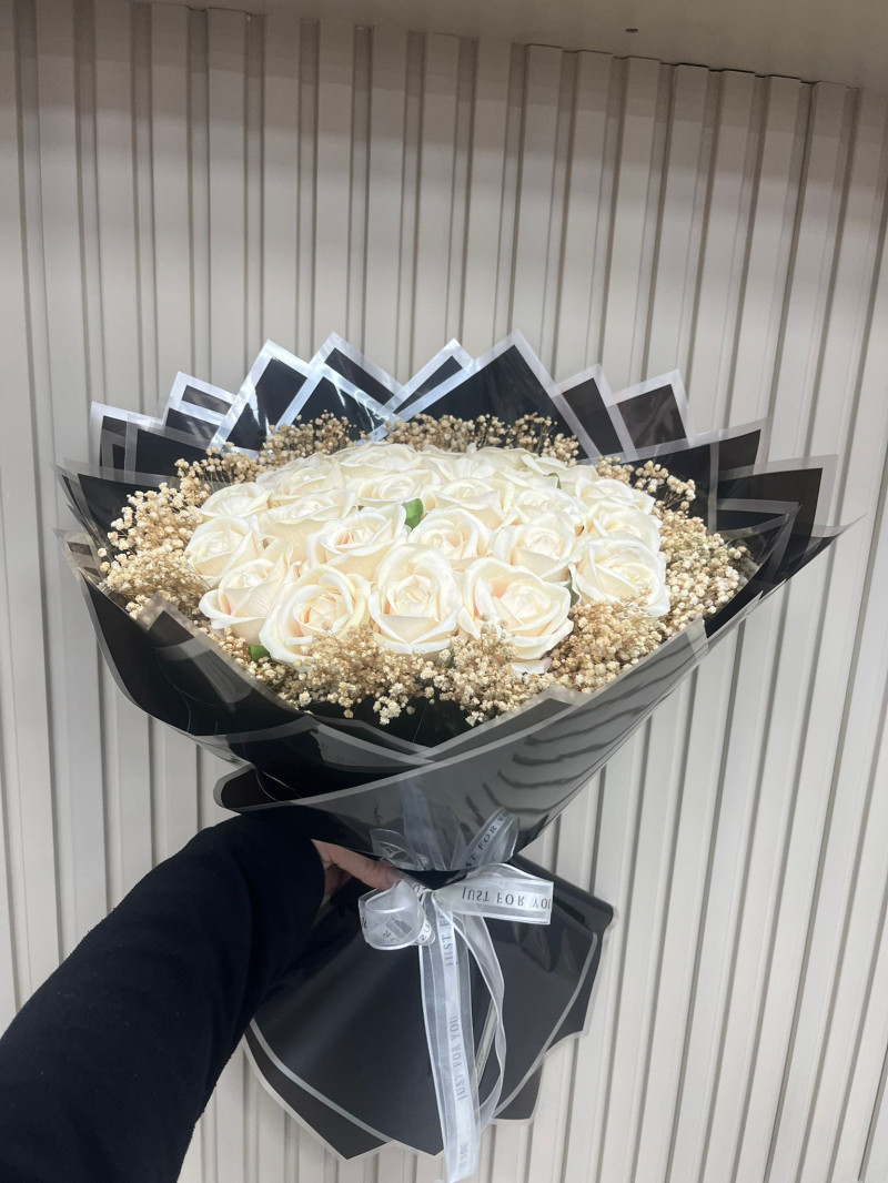 KENAR SİYAH SOLMAYAN BEYAZ GÜL